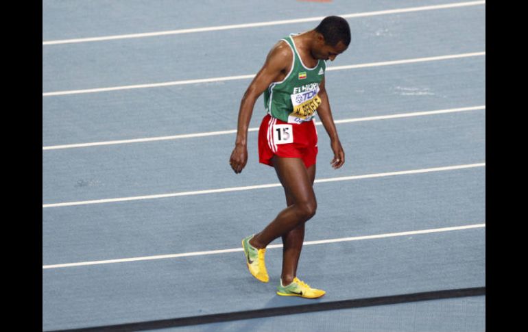 Kenenisa Bekele deja la pista después de haber perdido los 10 mil metros. REUTERS  /