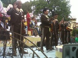 Mariachis avanzaron por la Avenida 16 de Septiembre al ritmo de 'El Rey' y hasta 'Noa Noa'. V. MELÉNDEZ  /