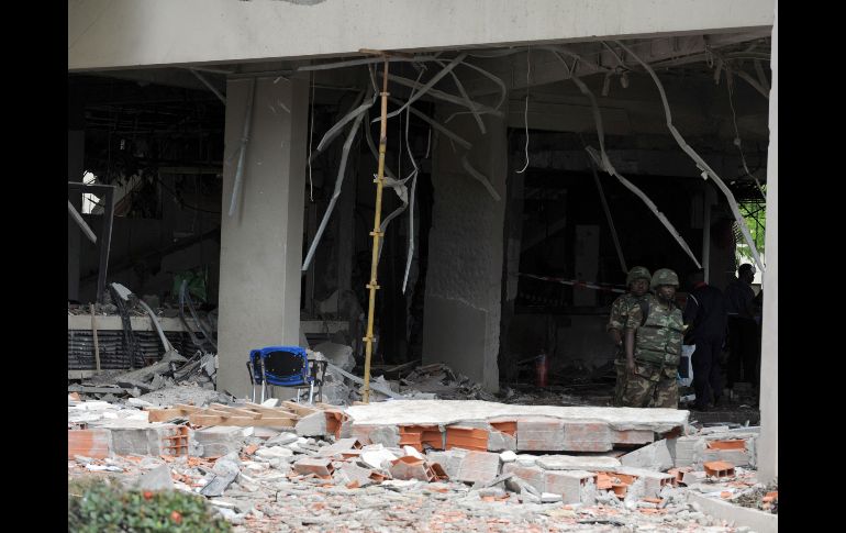 Los soldados andan a pie en medio de los escombros de la sede de la ONU. AFP  /