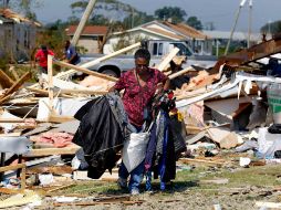 Una persona entre los escombros de una casa en Virginia. AP  /