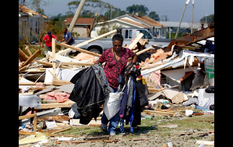 Una persona entre los escombros de una casa en Virginia. AP  /