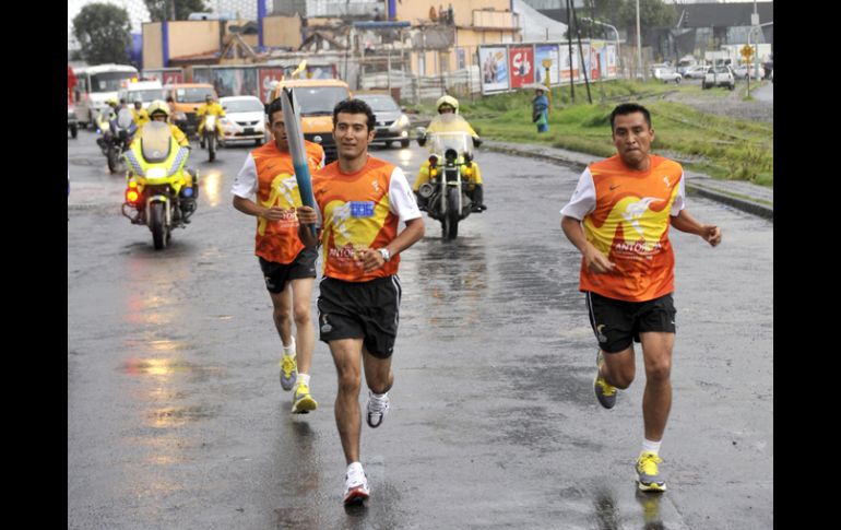 Participaron 66 relevos quienes recorrieron una distancia de 300 metros cada uno. EFE  /