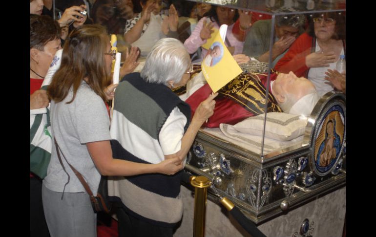 Más de 150 mil personas visitaron las reliquias de Juan Pablo segundo en la Basílica de Guadalupe. NTX  /