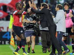 El integrante senegalés del Lille Moussa Sow (I) es felicitado por el coach del equipo Rudi García despúes de poner el marcador 3-2.AFP  /