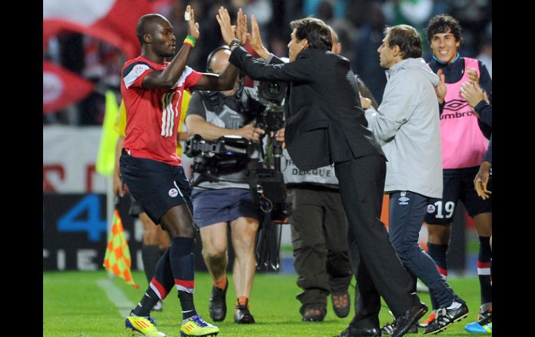 El integrante senegalés del Lille Moussa Sow (I) es felicitado por el coach del equipo Rudi García despúes de poner el marcador 3-2.AFP  /