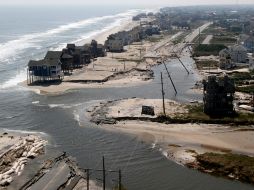 Un camino inundado en  Hatteras Island, Carolina del Norte, luego del paso de 'Irene'. AP  /