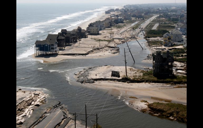 Un camino inundado en  Hatteras Island, Carolina del Norte, luego del paso de 'Irene'. AP  /