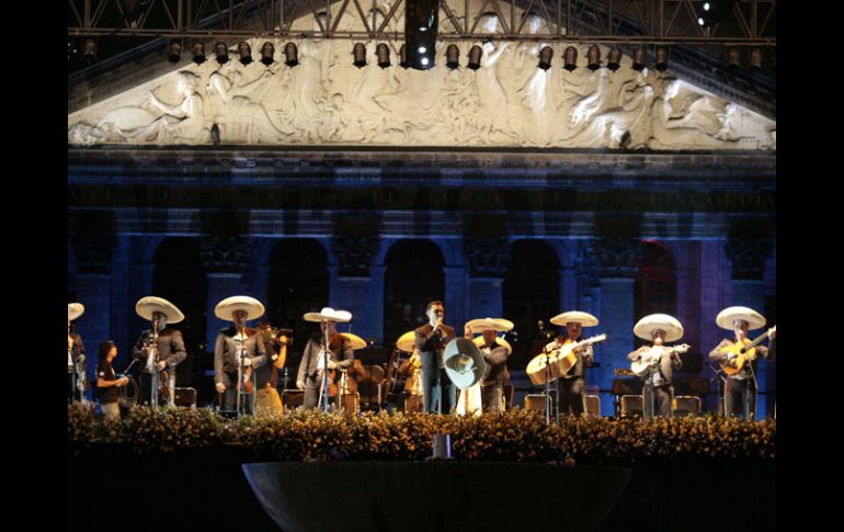 El sentimiento vernáculo de apoderó de Plaza Liberación con la gala protagonizada por los mejores mariachis del país. A. HINOJOSA  /