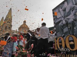 El carro alegórico que inició el desfile portaba imágenes de los artistas homenajeados de la reciente edición. S. NÚÑEZ  /