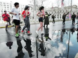 Estudiantes corren en torno al Palacio de La Moneda en un mitin en el Centro de Santiago el pasado sábado. REUTERS  /