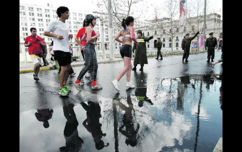 Estudiantes corren en torno al Palacio de La Moneda en un mitin en el Centro de Santiago el pasado sábado. REUTERS  /