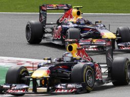 Con el triunfo, Sebastian Vettel (al frente), tiene casi asegurado el título de la temporada 2011 de la Fórmula Uno. REUTERS  /