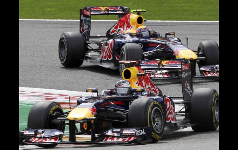 Con el triunfo, Sebastian Vettel (al frente), tiene casi asegurado el título de la temporada 2011 de la Fórmula Uno. REUTERS  /