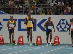 Usain Bolt reacciona al darse cuenta de su salida precipitada. AFP  /