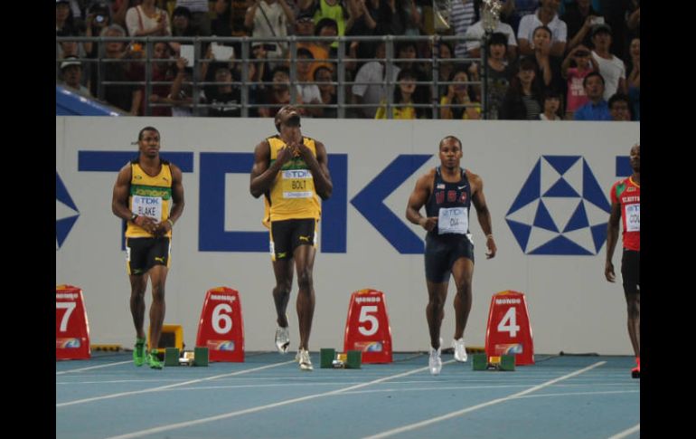 Usain Bolt reacciona al darse cuenta de su salida precipitada. AFP  /