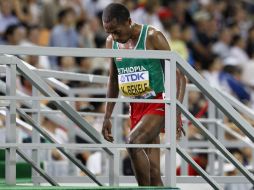 Bekele sale de la pista durante la carrera de 10 mil metros en el Mundial de Corea del Sur. AP  /