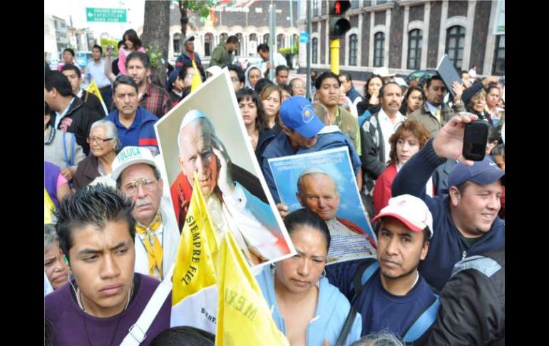 Miles de feligreses acompañaron las reliquias de Juan Pablo II hasta la Catedral de Toluca. NOTIMEX  /