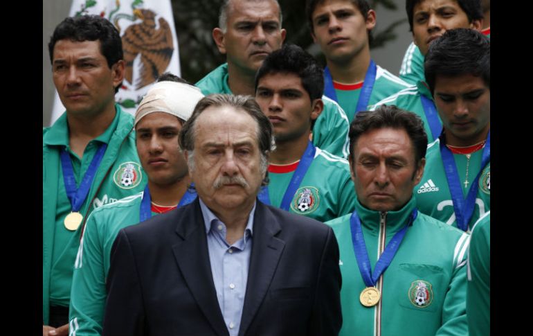 El Secretario General de la FMF (Frente)  insistió en que los futbolistas mexicanos seguirán en actividad. MEXSPORT  /