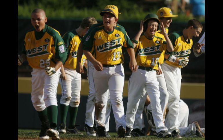 Los pequeños beisbolistas del Huntington Beach celebran el vencer al Hamamatsu City. REUTERS  /