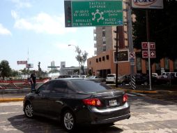 Ayer quedó listo el circuito exterior de la glorieta, formado por Fernando Celada y Aurelio Aceves. A. HINOJOSA.  /