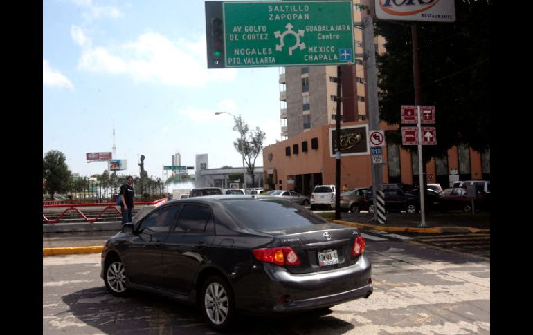 Ayer quedó listo el circuito exterior de la glorieta, formado por Fernando Celada y Aurelio Aceves. A. HINOJOSA.  /