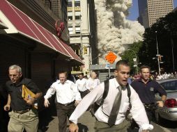 La gente se alejaba de la “zona cero”, antes de que los edificios del WTC se colapsaran. AP  /