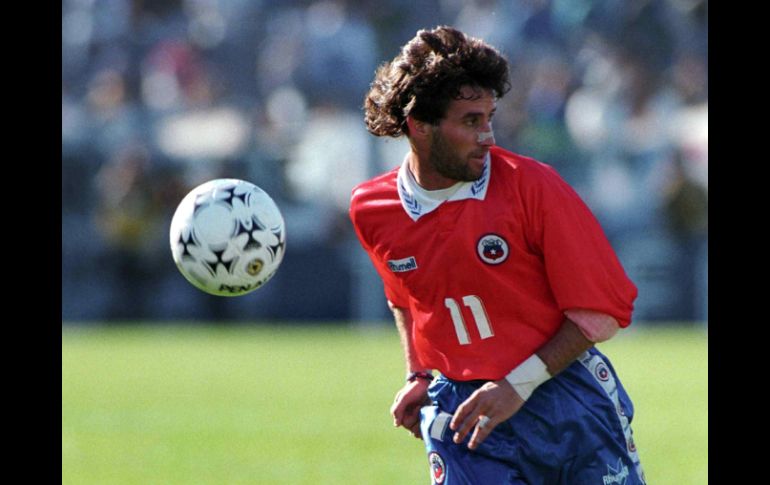 Basay jugó en sus años activos como profesional con la Selección de Chile en la copa América del 1995. MEXSPORT  /