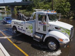 Una grúa remolca un auto que se quedó atascado tras las inundaciones que ocasionó 'Irene'. REUTERS  /