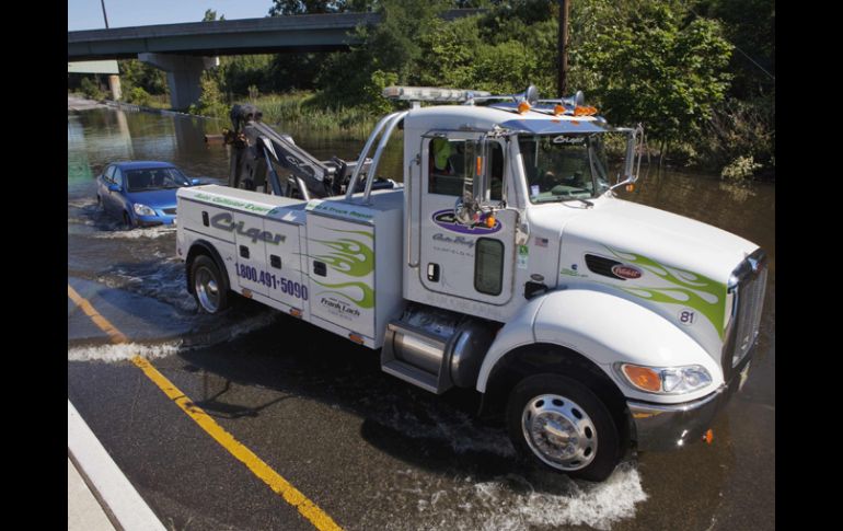 Una grúa remolca un auto que se quedó atascado tras las inundaciones que ocasionó 'Irene'. REUTERS  /