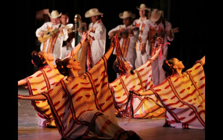 Bailarines, amigos y familiares rindieron un sentido homenaje a su directora. M. FREYRIA  /