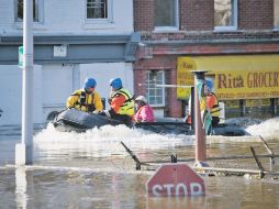 Los residentes utilizan una lancha para examinar las inundaciones en una ciudad del Estado de Nueva Jersey. AFP  /