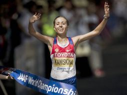 Olga Kaniskina cruza la meta en la prueba de 20 kilometros marcha. EFE  /