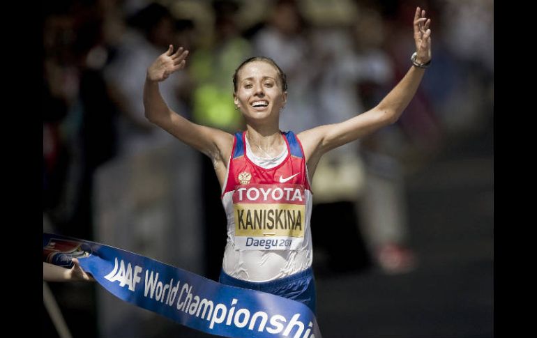 Olga Kaniskina cruza la meta en la prueba de 20 kilometros marcha. EFE  /