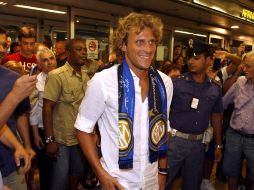 Diego Forlán llegó el lunes al aeropuerto Linate en Milán. EFE  /