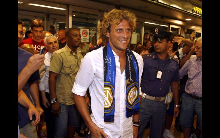 Diego Forlán llegó el lunes al aeropuerto Linate en Milán. EFE  /