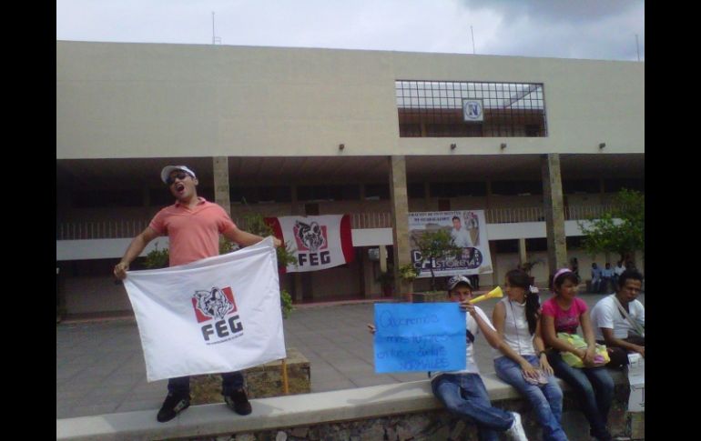 Los manifestantes le piden a la Secretaría de Educación que garantice más cupos para aspirantes. O. GARCÍA  /