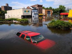 Desbordamientos del río Passaic por ''Irene'' inundan todavía hoy calles en Paterson, Nueva Jersey. REUTERS  /