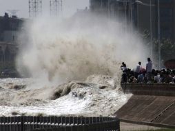 Fuerte oleaje azota las orillas del río Qiantang en China. ARCHIVO  /