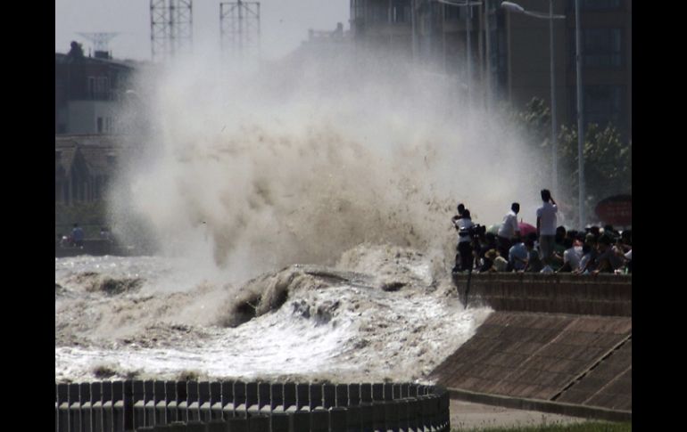 Fuerte oleaje azota las orillas del río Qiantang en China. ARCHIVO  /