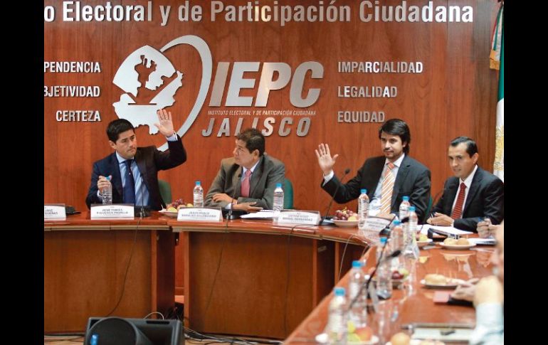 Consejeros electorales rechazaron reducirse los apoyos económicos para transporte y telefonía. A. CAMACHO  /