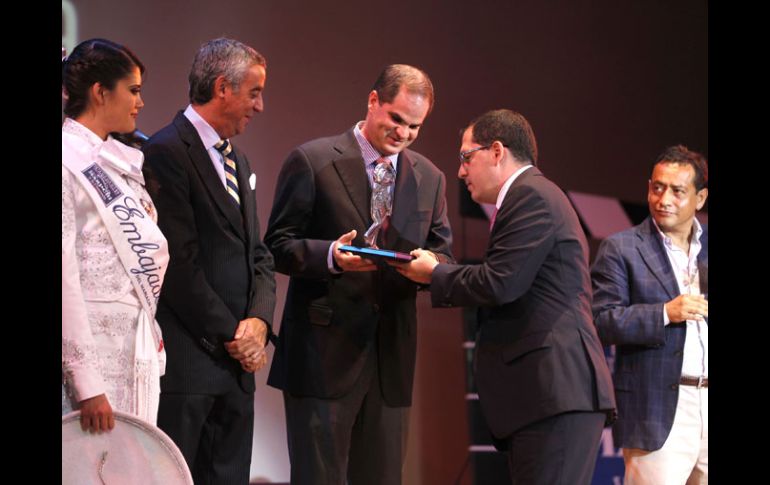 El subdirector de esta casa editorial, Federico Hecht, recibe el reconocimiento por el apoyo y la proyección al evento. S. NÚÑEZ  /