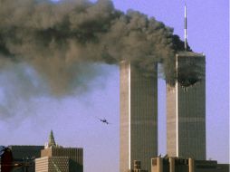 Una torre humeante mientras la segunda está a punto de ser impactada  el 11 de septiembre de 2001. REUTERS  /