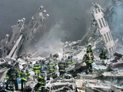 Entre acero retorcido, los restos de las Torres Gemelas, bomberos realizan labores de rescate y búsqueda de cuerpos. AP  /