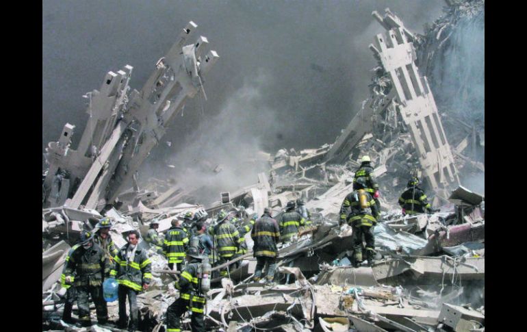 Entre acero retorcido, los restos de las Torres Gemelas, bomberos realizan labores de rescate y búsqueda de cuerpos. AP  /