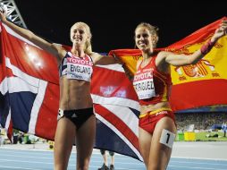 La británica Hannah England (i) celebra la segunda posición junto a la española Natalia Rodríguez, que ganó el bronce. EFE  /