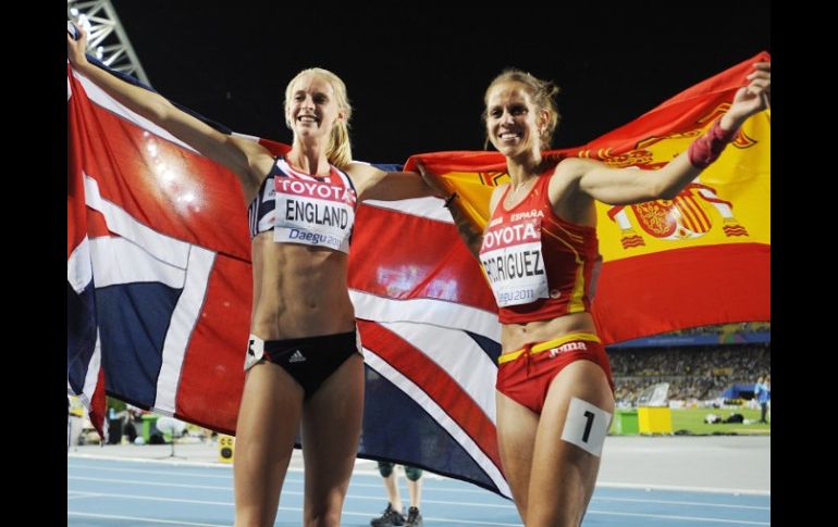 La británica Hannah England (i) celebra la segunda posición junto a la española Natalia Rodríguez, que ganó el bronce. EFE  /