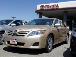 Un Toyota Camry reposa en una sala de exhibición hoy, en California. AP  /