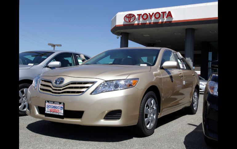 Un Toyota Camry reposa en una sala de exhibición hoy, en California. AP  /