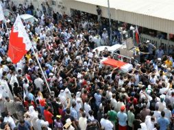 Miles de personas participaron en un funeral de un adolescente de 14 años que murió ayer, en el pueblo de Sitra. EFE  /