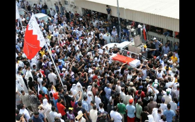 Miles de personas participaron en un funeral de un adolescente de 14 años que murió ayer, en el pueblo de Sitra. EFE  /